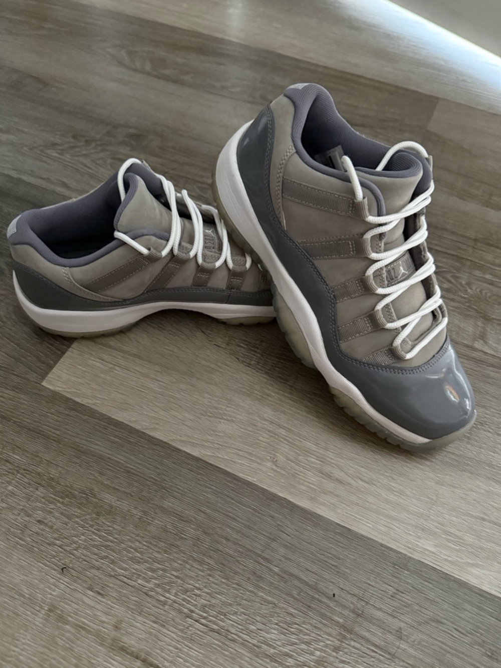 Nike air Jordan Big Boy 6.5 Y  Low-Top Athletic Sneakers in Gray and White